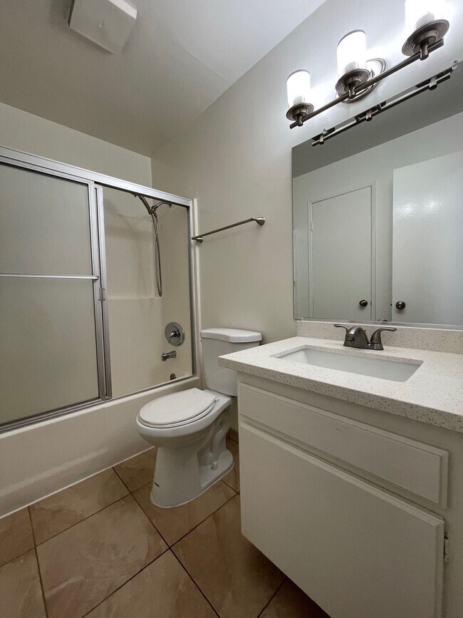 Building Photo - 3315 E 15th St