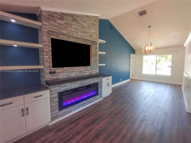 Building Photo - 5780 Sun Pointe Cir