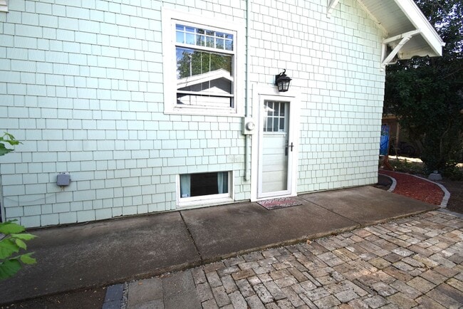 Building Photo - 586 1/2 Grove St