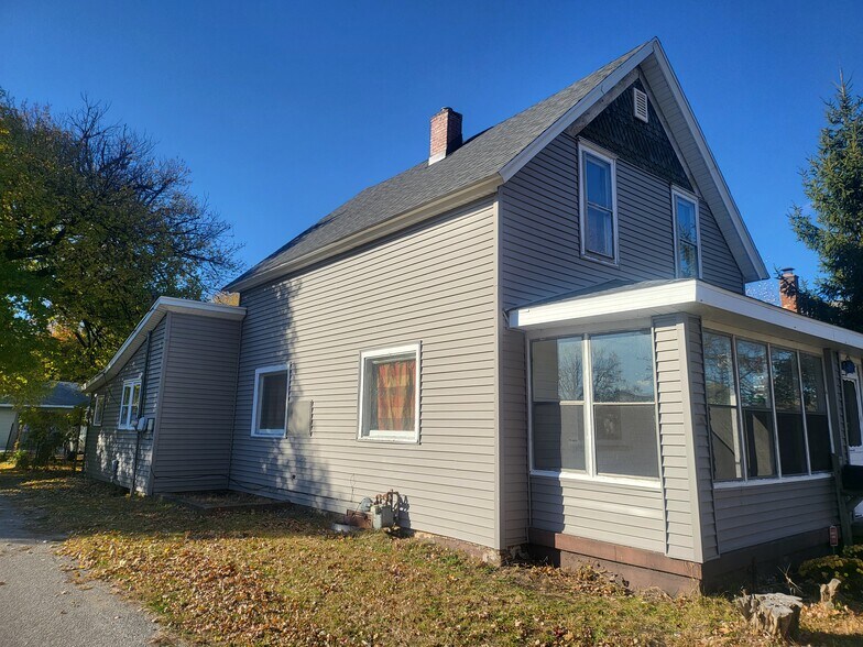 Building Photo - 915 N Main St