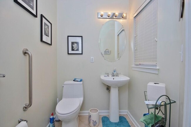 Building Photo - 836 Huntington Dr