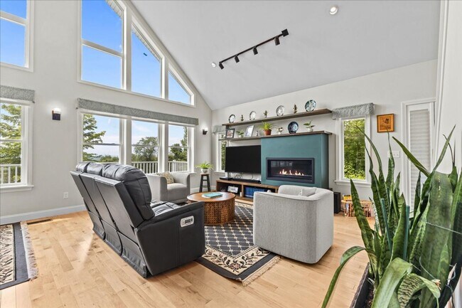 Building Photo - Contemporary with Gorgeous Views in Hinesburg, Vermont - Fully Furnished w/ Utilities Included