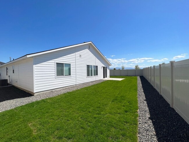 Building Photo - Newer 3 bed 2 bath with a home office just...