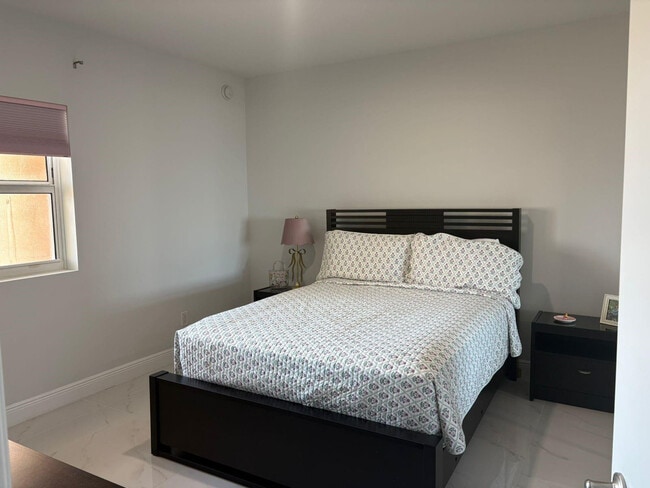 Building Photo - 2650 Lake Shore Dr