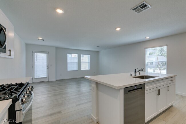 Building Photo - 6229 Mangler St