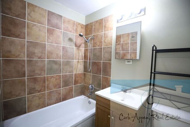 Building Photo - Recently renovated 2 bed, 1 bath apt