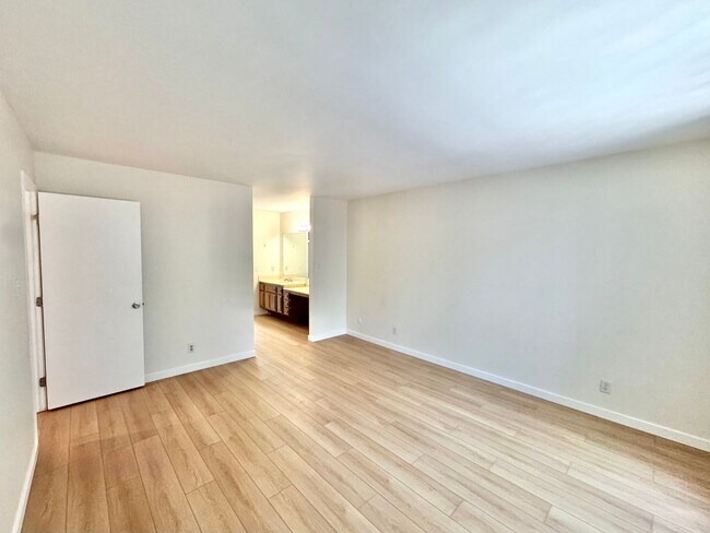 Building Photo - 6664 Reservoir Ln