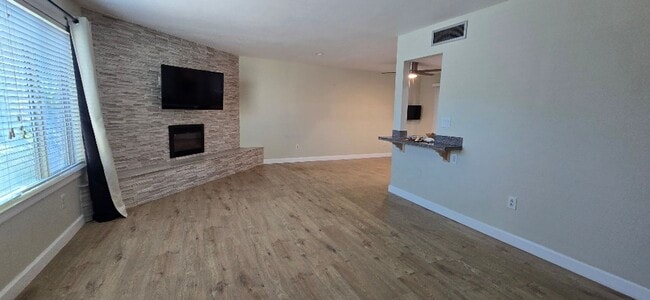 Building Photo - ucvilla7