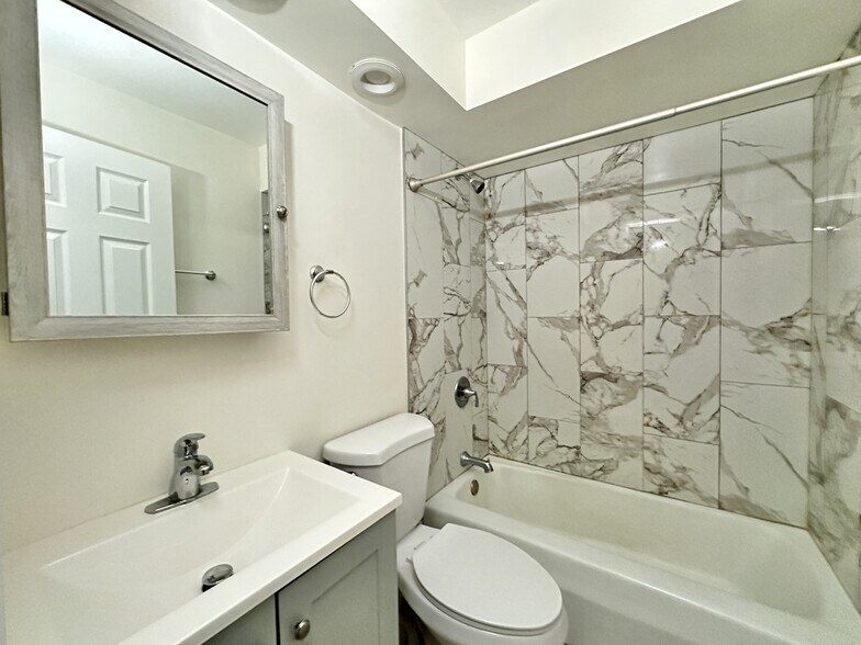 Building Photo - 6830 N Sheridan Rd