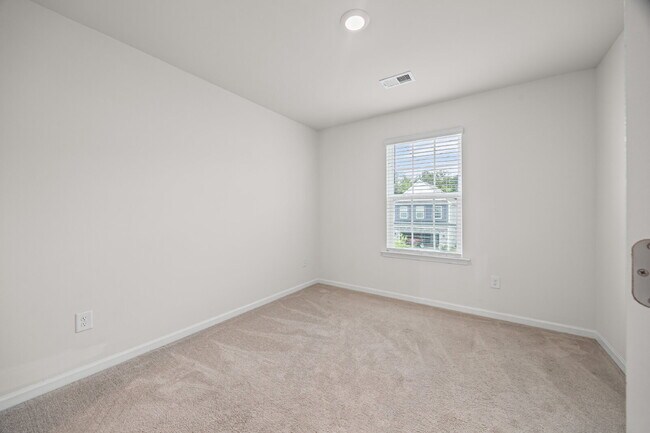 Building Photo - "Spacious 4-Bedroom Home Located In Desira...