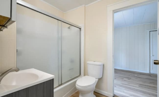 Building Photo - Bright & Inviting 2 Bedroom 1 Bathroom Bun...