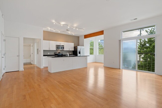 Building Photo - Gorgeous Downtown Durham 2bd/2ba Condo Ava...
