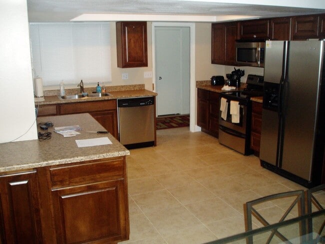 Building Photo - 5 Bedroom 3 Bath home close to ASU - POOL AND TURF BACKYARD