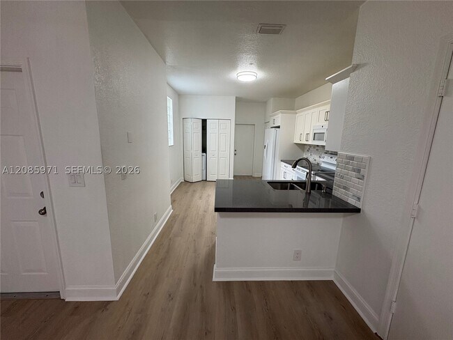 Building Photo - 2208 Ensenada Terrace