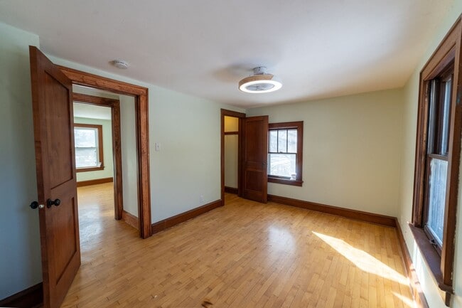 Building Photo - 3 Bedroom Appleton House