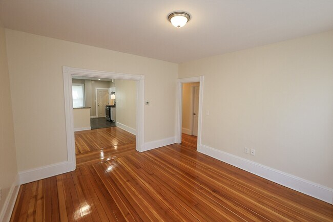 Building Photo - 32 Robinson St