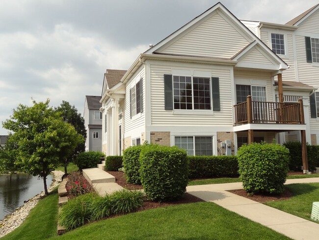 Building Photo - Beautiful & Very Spacious End Unit 2 bedroom  2 car garage. Must See.