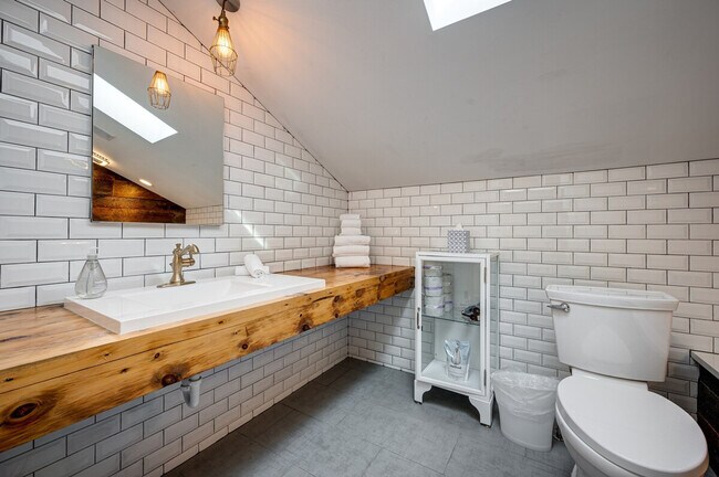 Building Photo - 1519 W Superior St