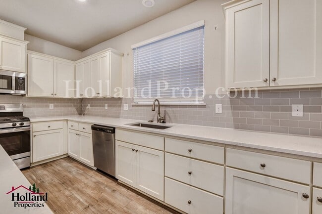 Building Photo - Beautiful Corner-Lot Home in South Hillsboro