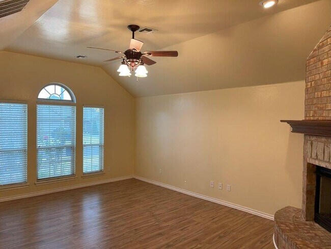 Building Photo - 3 bed plus office with storm shelter in Moore Schools!