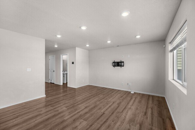 Building Photo - 2022-Like New-Construction 4BR/2.5BA, 1,700 sqft. NW Spokane