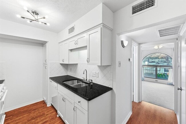 Building Photo - 505 W 7th St