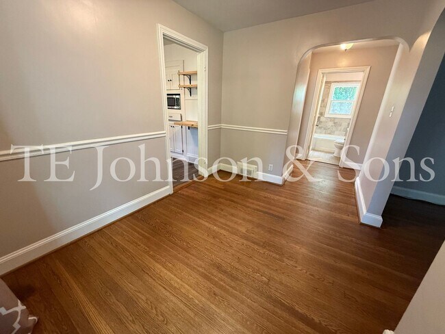 Building Photo - Charming 3-Bedroom Home with Screened Porc...