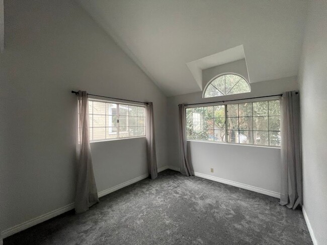 Building Photo - Newly Remodeled 3 bed 2.5 bath Long Beach ...