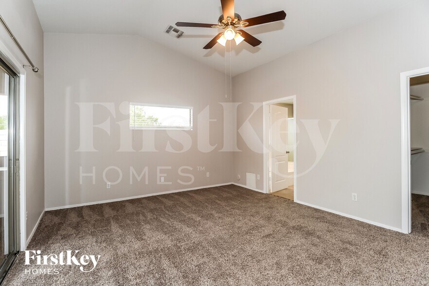 Building Photo - 653 S Parkwood