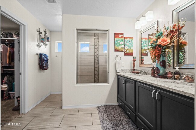 Building Photo - 212 S Manzanita Dr