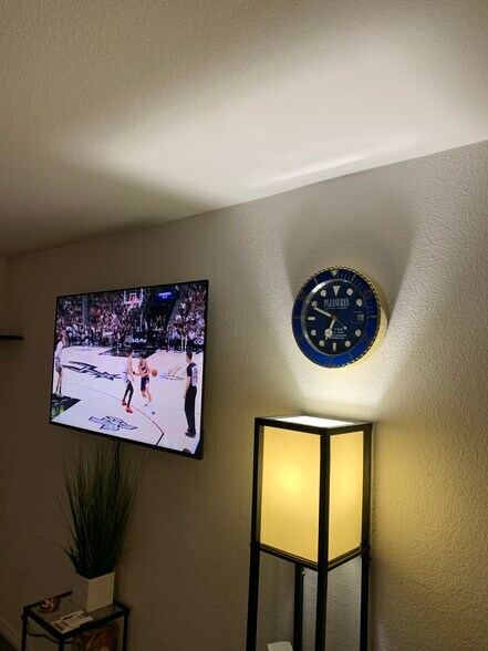 Building Photo - 4918 River Glen Dr