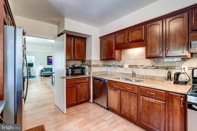 Building Photo - 7525 Cayuga Ave