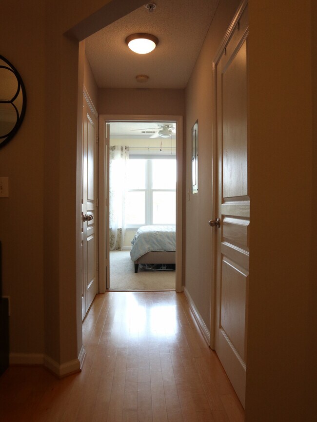 Hallway to bedroom. Laundry closet with washer and dryer on the left. Bathroom on the right. - 10 Perimeter Summit Blvd NE