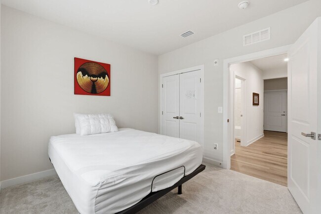 Building Photo - Move right into this immaculate, nearly new 2-bedroom, 2-bath condo offering modern finishes and ...