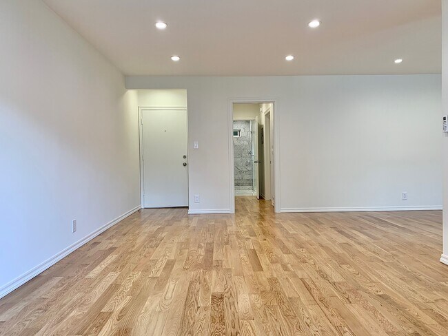 Building Photo - 1425 N Harper Ave