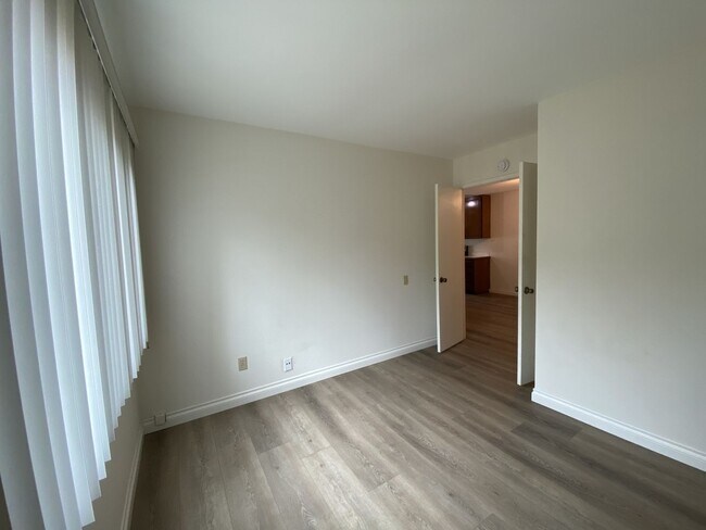 Building Photo - 2+bd/1ba Single Story Duplex Minutes Drive...