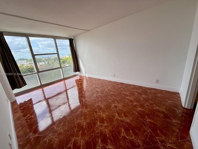 Building Photo - 900 Bay Dr