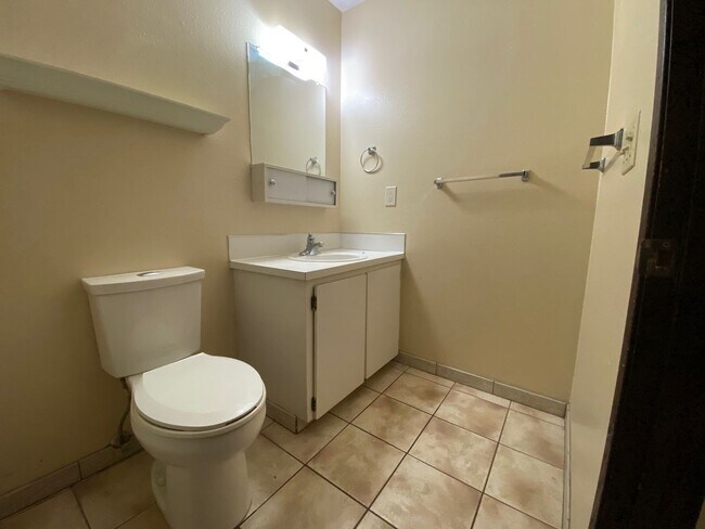 Building Photo - Application Pending - 3 Bedroom Condo for Rent - Hood River