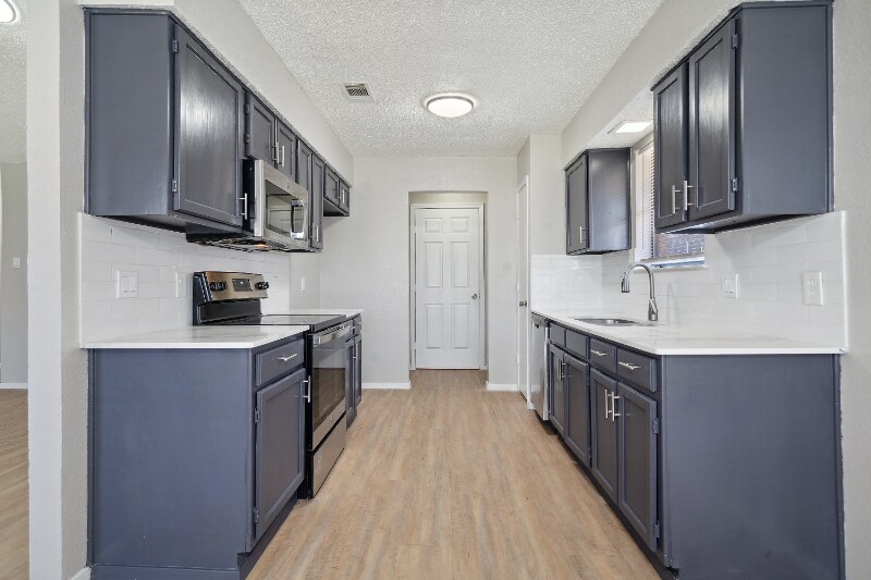 Building Photo - 2804 S Meadow Dr
