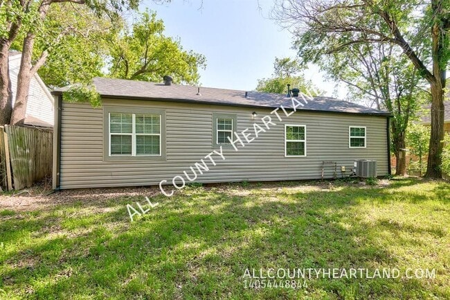 Building Photo - 625 Iowa St