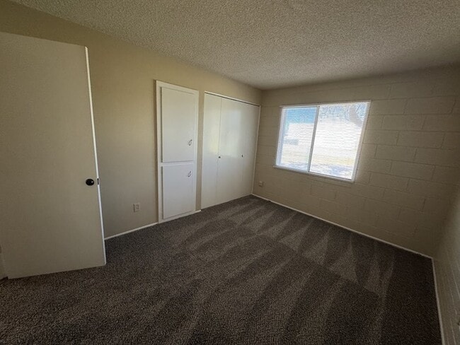 Building Photo - Holiday Gardens Townhome