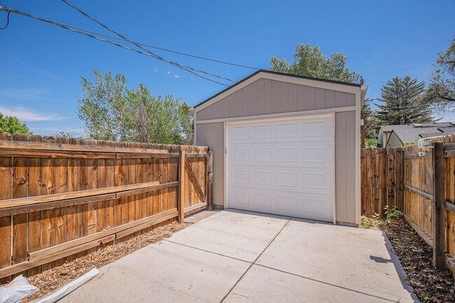 Building Photo - Don't miss this University Hills Home!