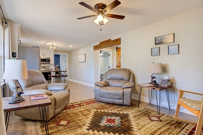 Building Photo - Fully Furnished Modern 3 bedroom Home!