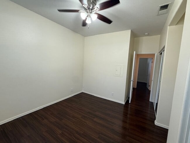 Building Photo - 2 bed 1.5 bath in Dakota Community in Wago...