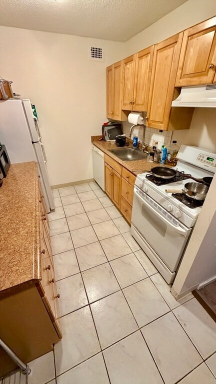 Building Photo - 99 Pond Ave