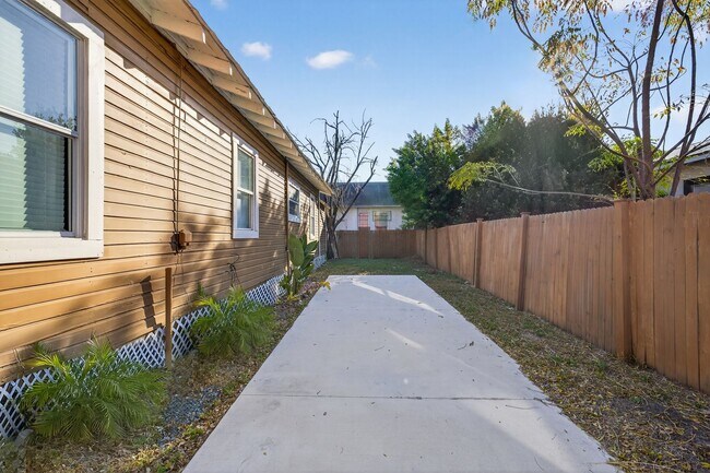 Building Photo - Updated Tampa Home – Prime Central Location 4 Beds - 2 Baths!