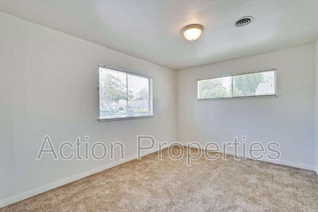 Building Photo - 306 N Clark Ave