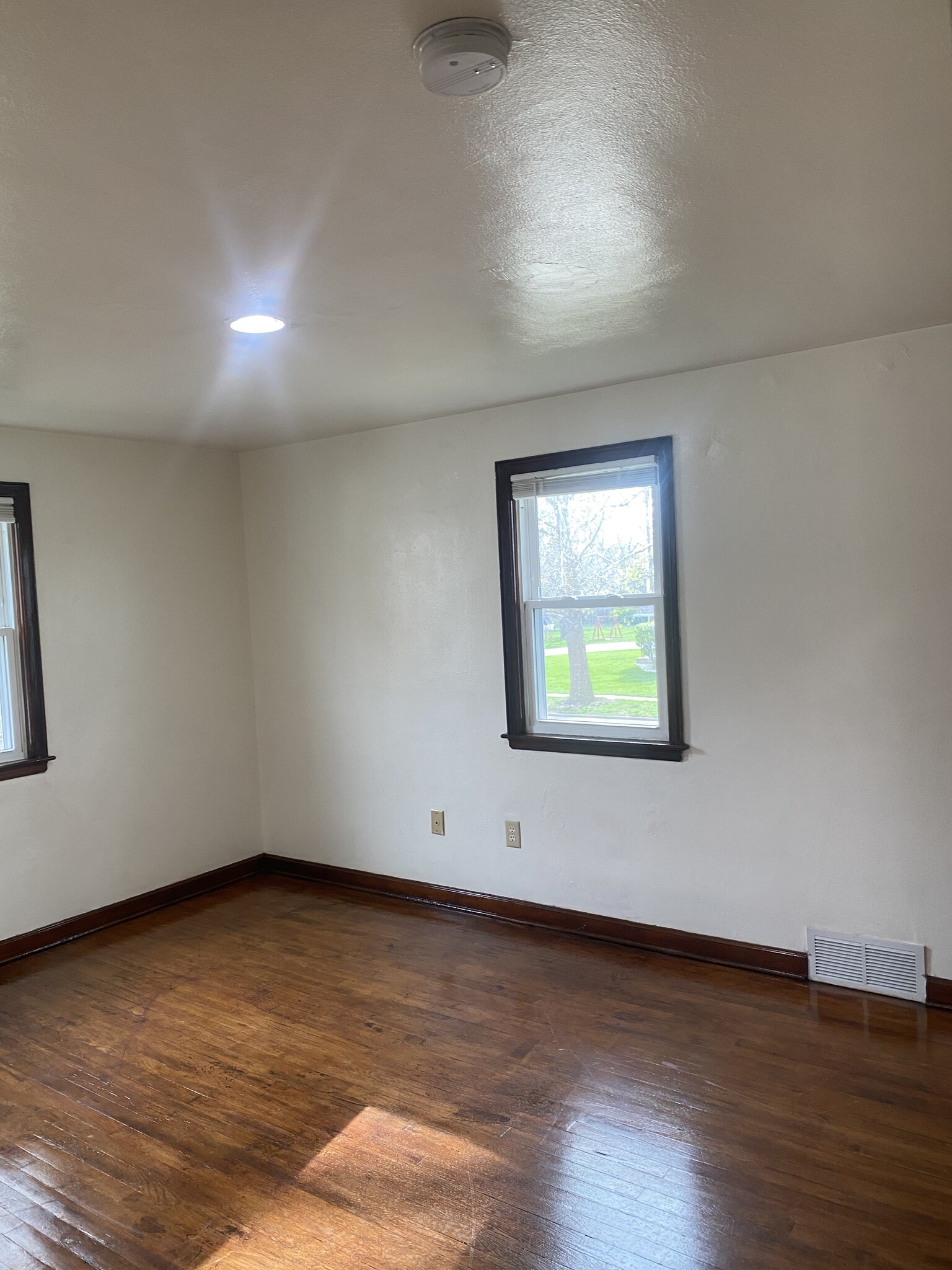 Building Photo - 430 N 4th St
