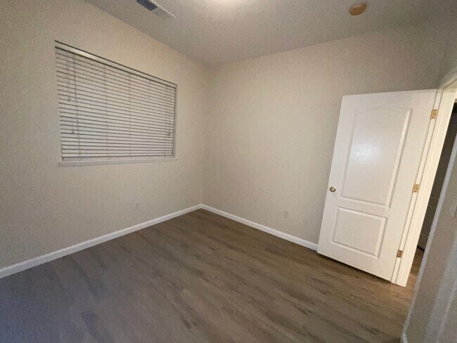 Building Photo - Adorable 3 bedroom with great location!