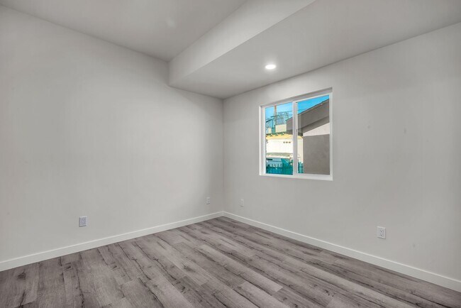 Building Photo - 5842-5840 Denver Ave